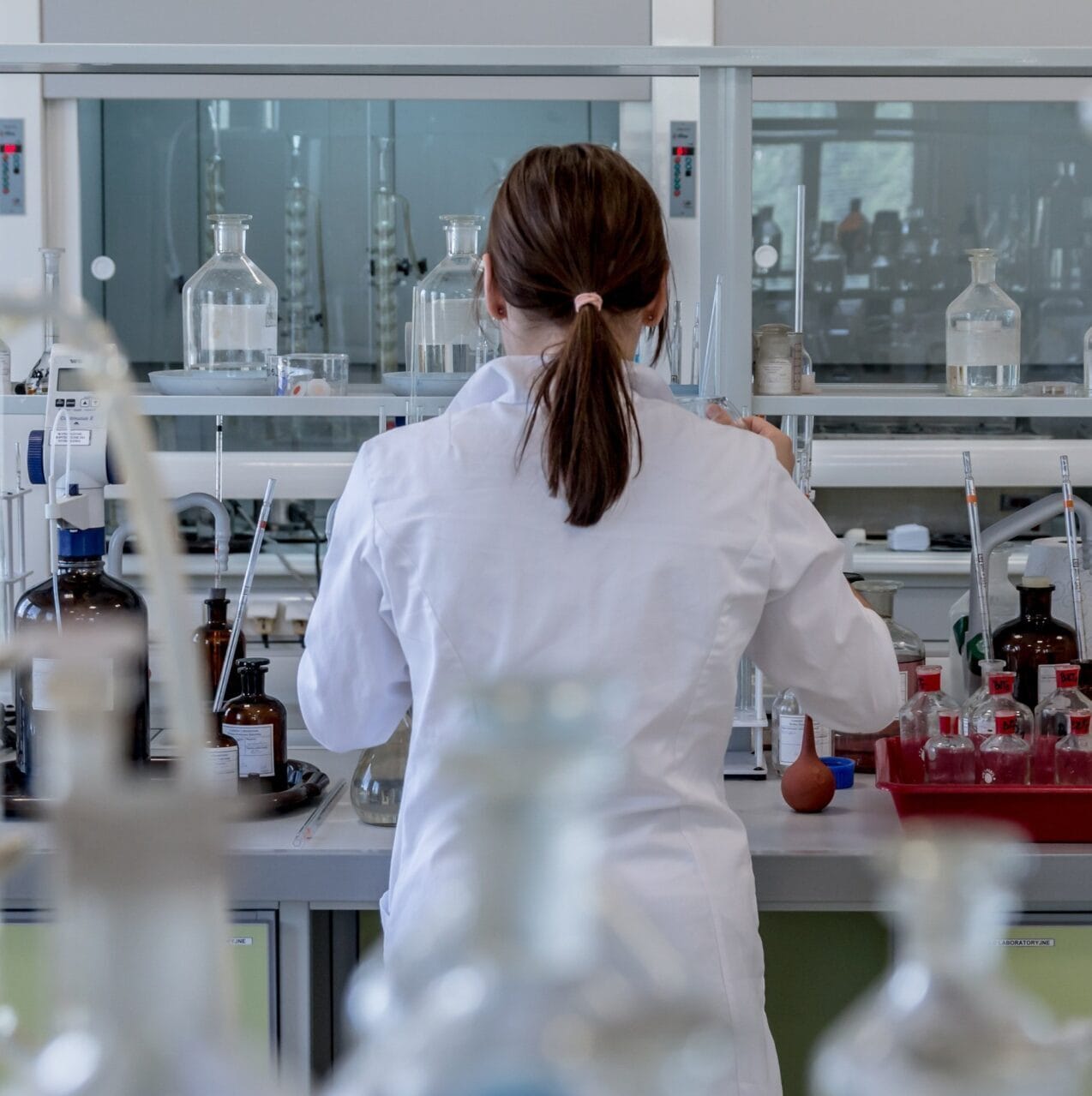 nainen työskentelee laboratoriossa