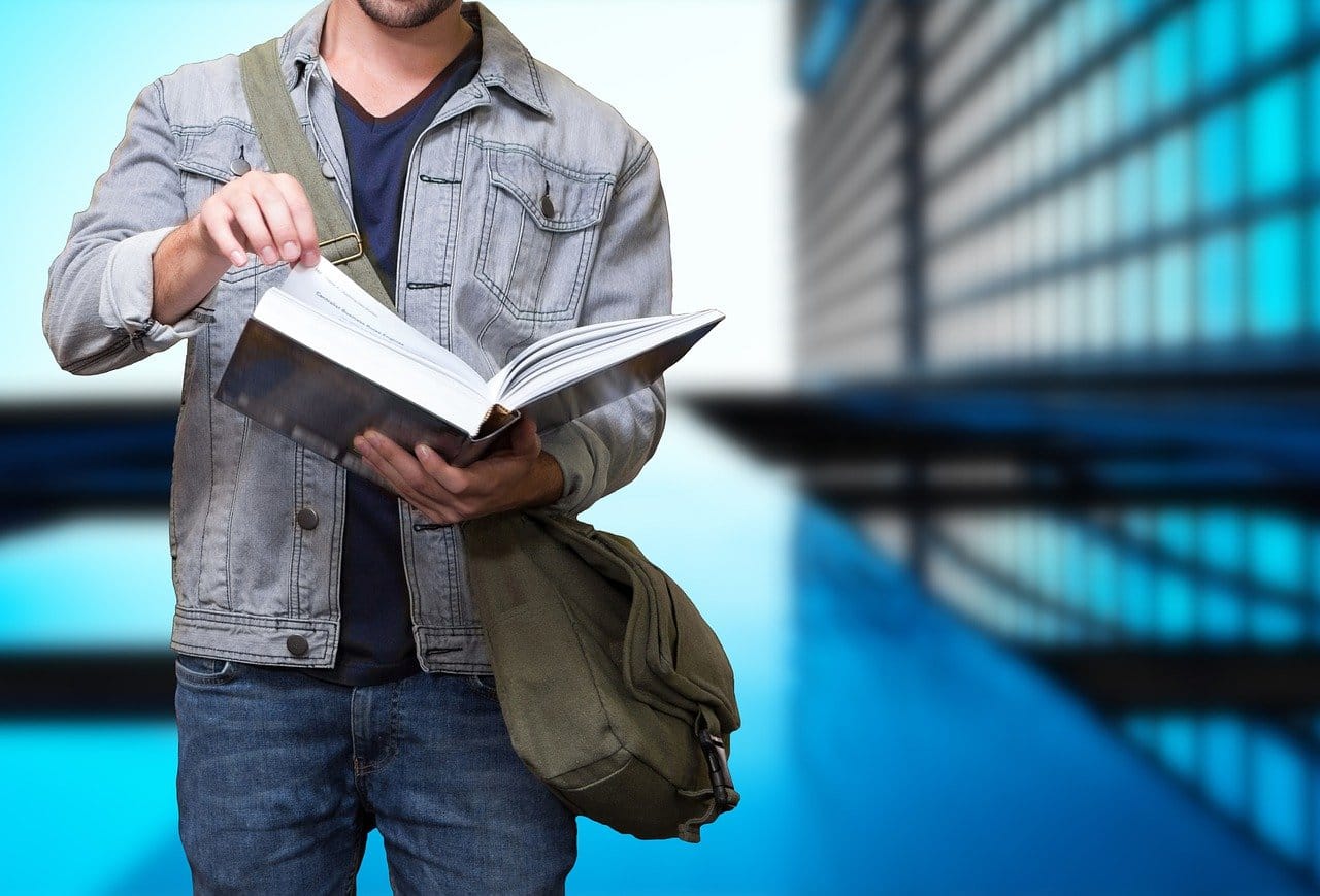 Opiskelija selaa kirjaa